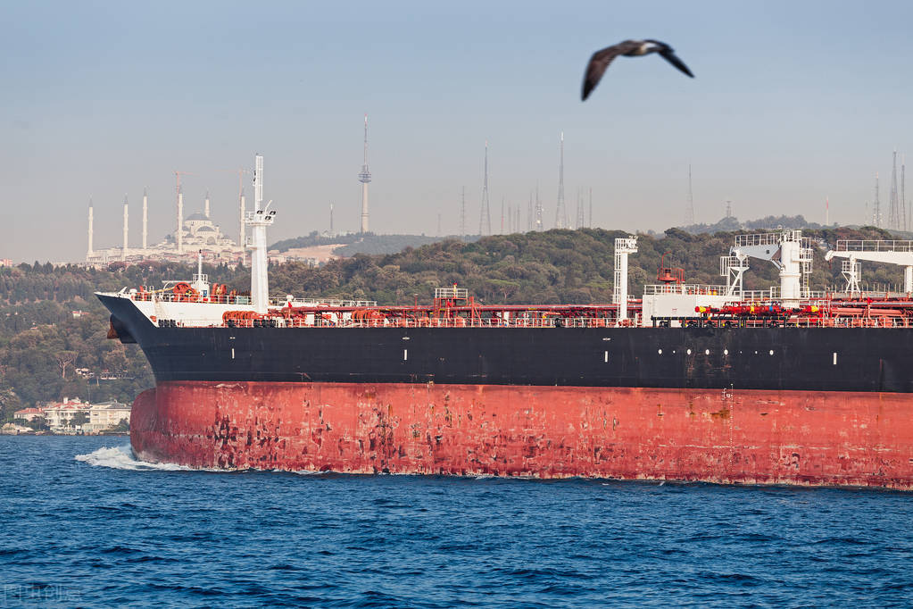 冰火两重天！油轮运费最高涨800倍，集装箱运价大降，咋了