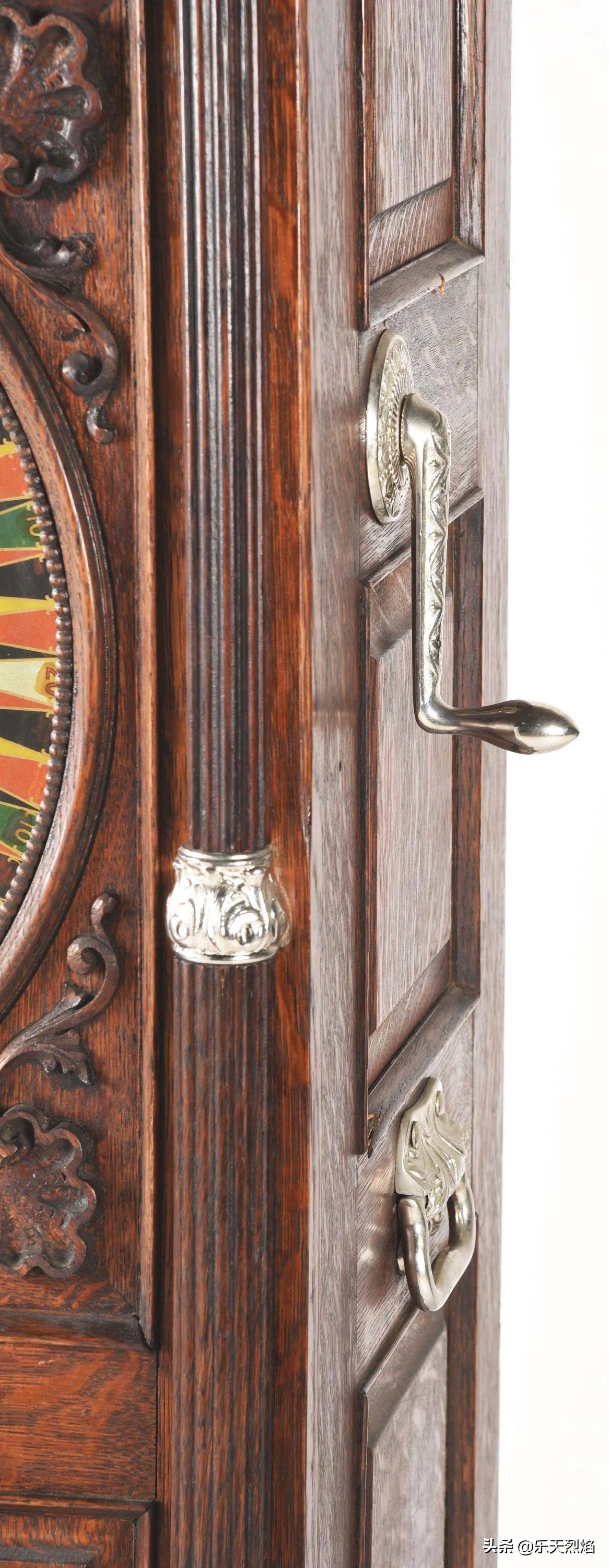 1895年——查理·费发明第一台商业老*机虎**