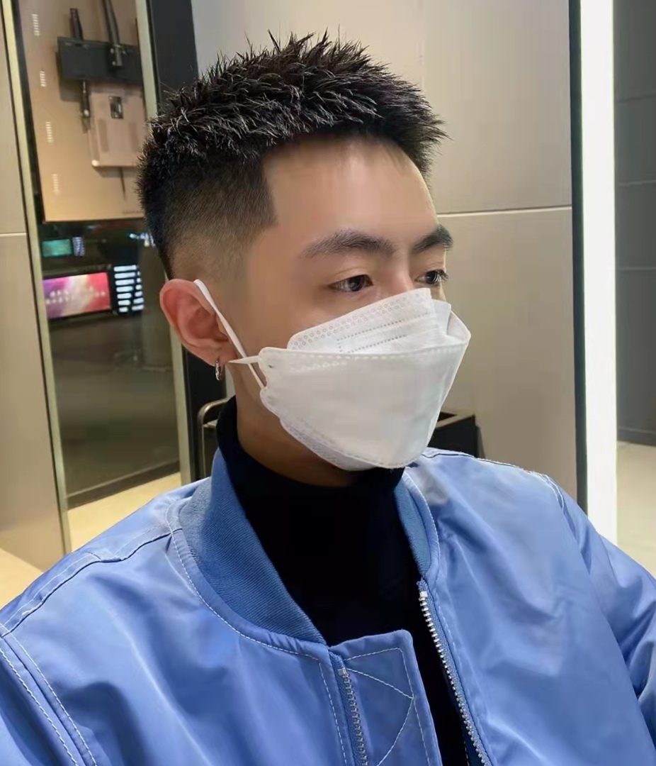 好打理的两边长点的男生短发,简洁明了很立体的男生短发