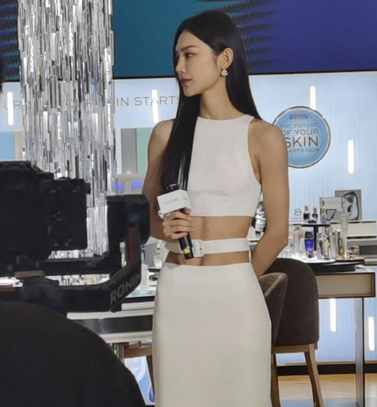 关晓彤最新照片女人味十足,关晓彤精修机场生图半身造型