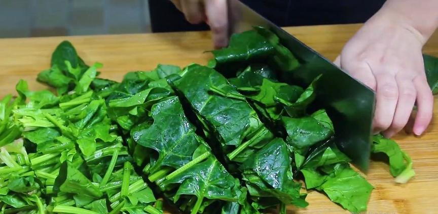 失眠多是肝火盛！建议中老年人，多吃3样青菜，降肝火，助睡眠