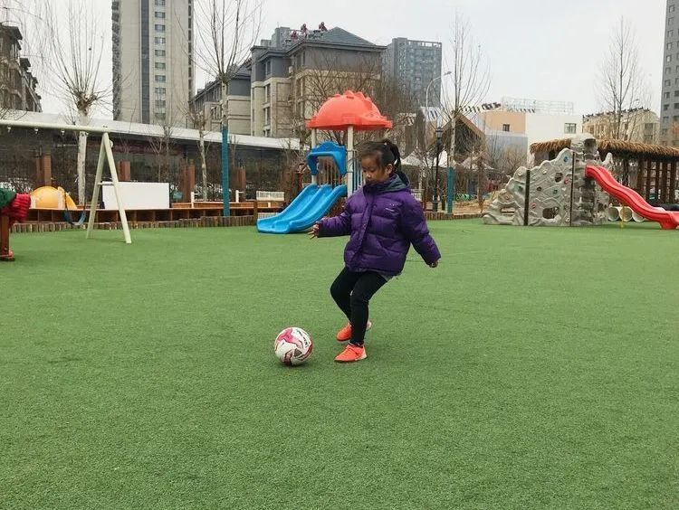 香蕉哥哥，一起动起来吧！奎文区实验幼儿园让更多的孩子逐梦绿茵