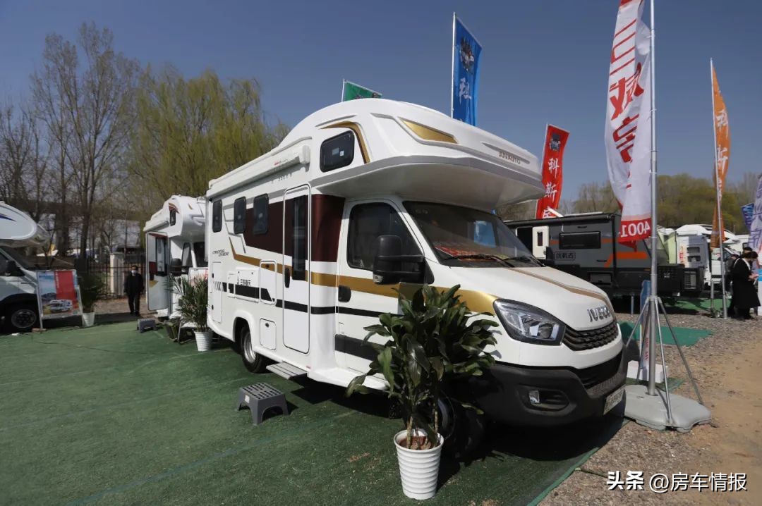 刚买的房车开回家后真的很喜欢,外观好看最舒适的房车