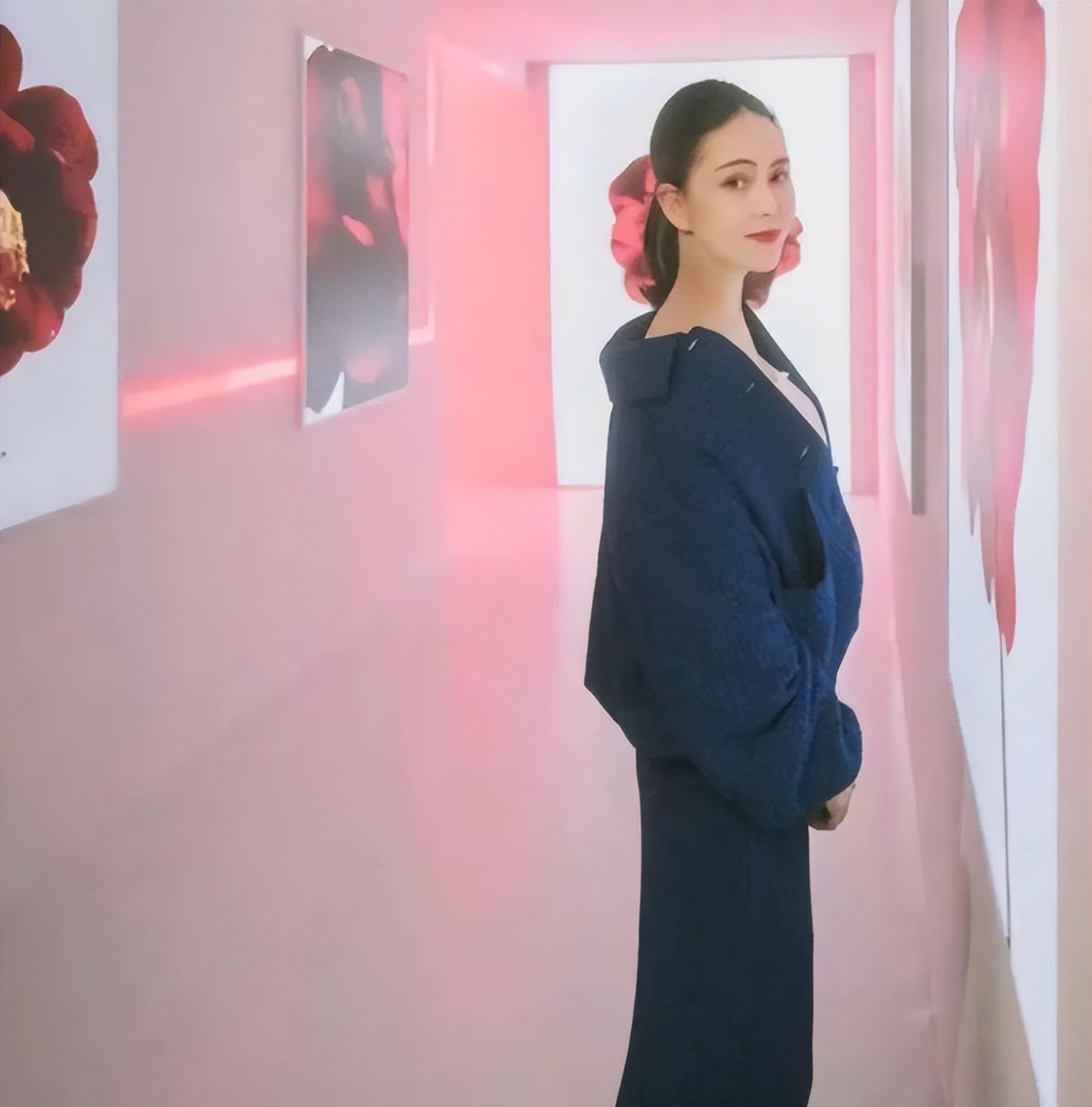 昆凌美人鱼mv,昆凌带女儿穿裙子