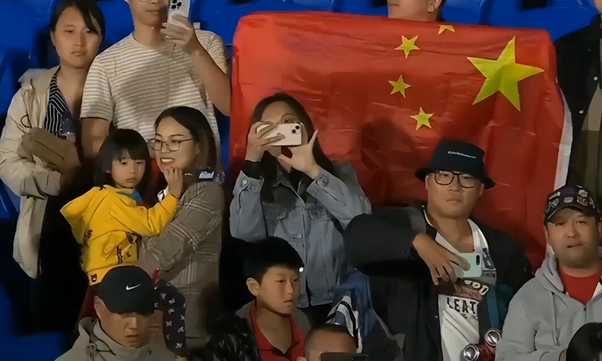 中国球迷为国足欢呼,中国球迷为国足助威视频