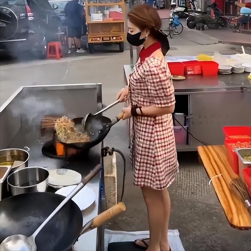 美女打扮精致摆地摊卖炒粉,东莞气质美女街边炒粉