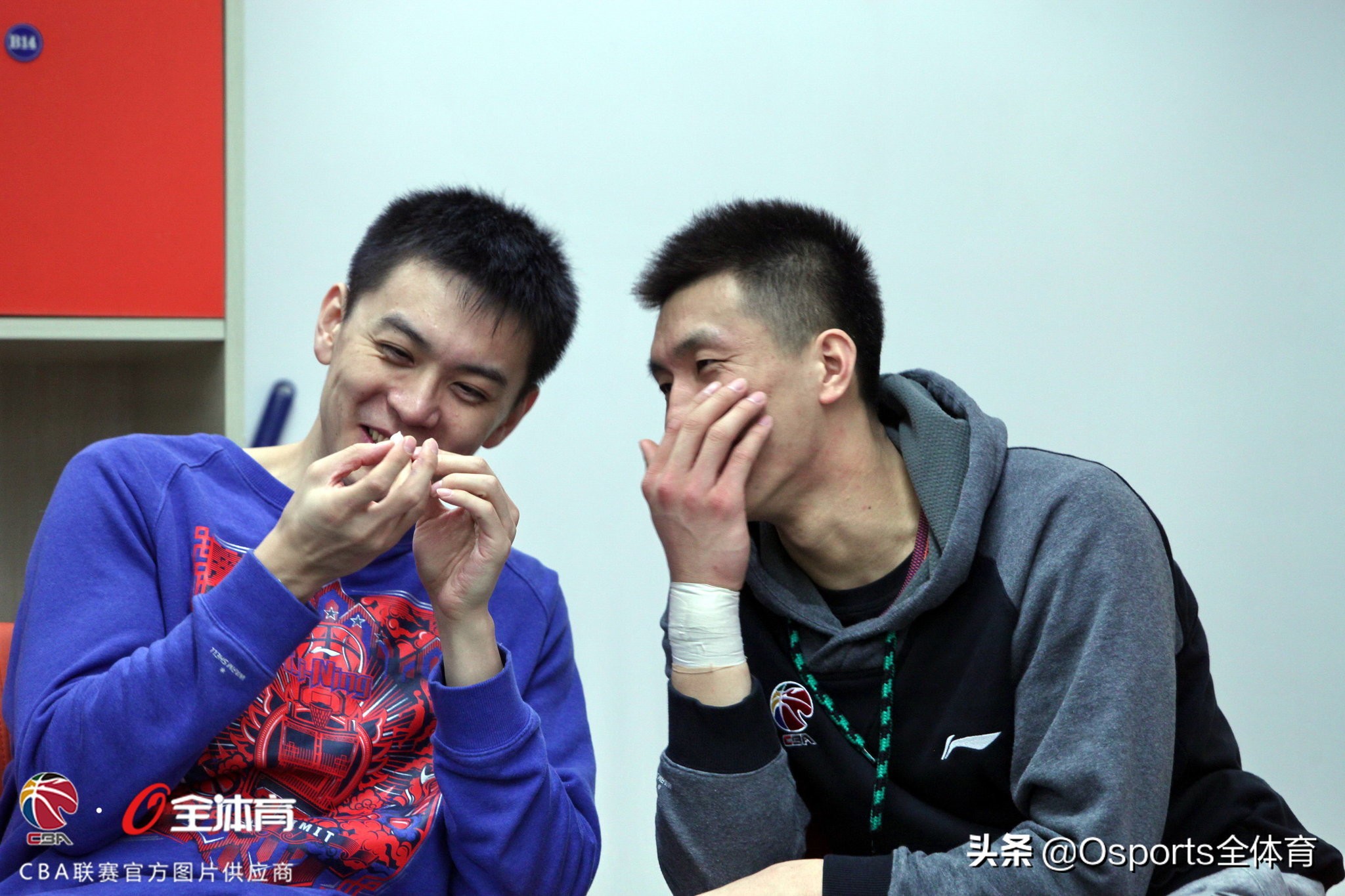 cba教练杨鸣为啥不能站起来,cba儒雅教练杨鸣名场面