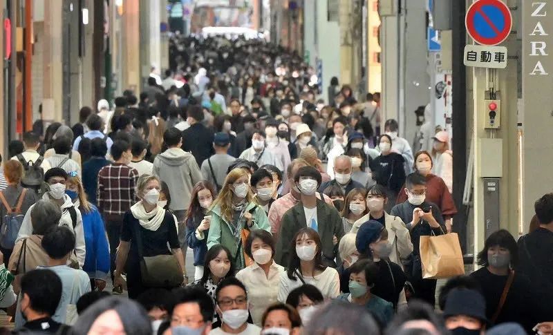 海外游客在日本爆买珠宝奢侈品,日本游客到中国疯狂购物