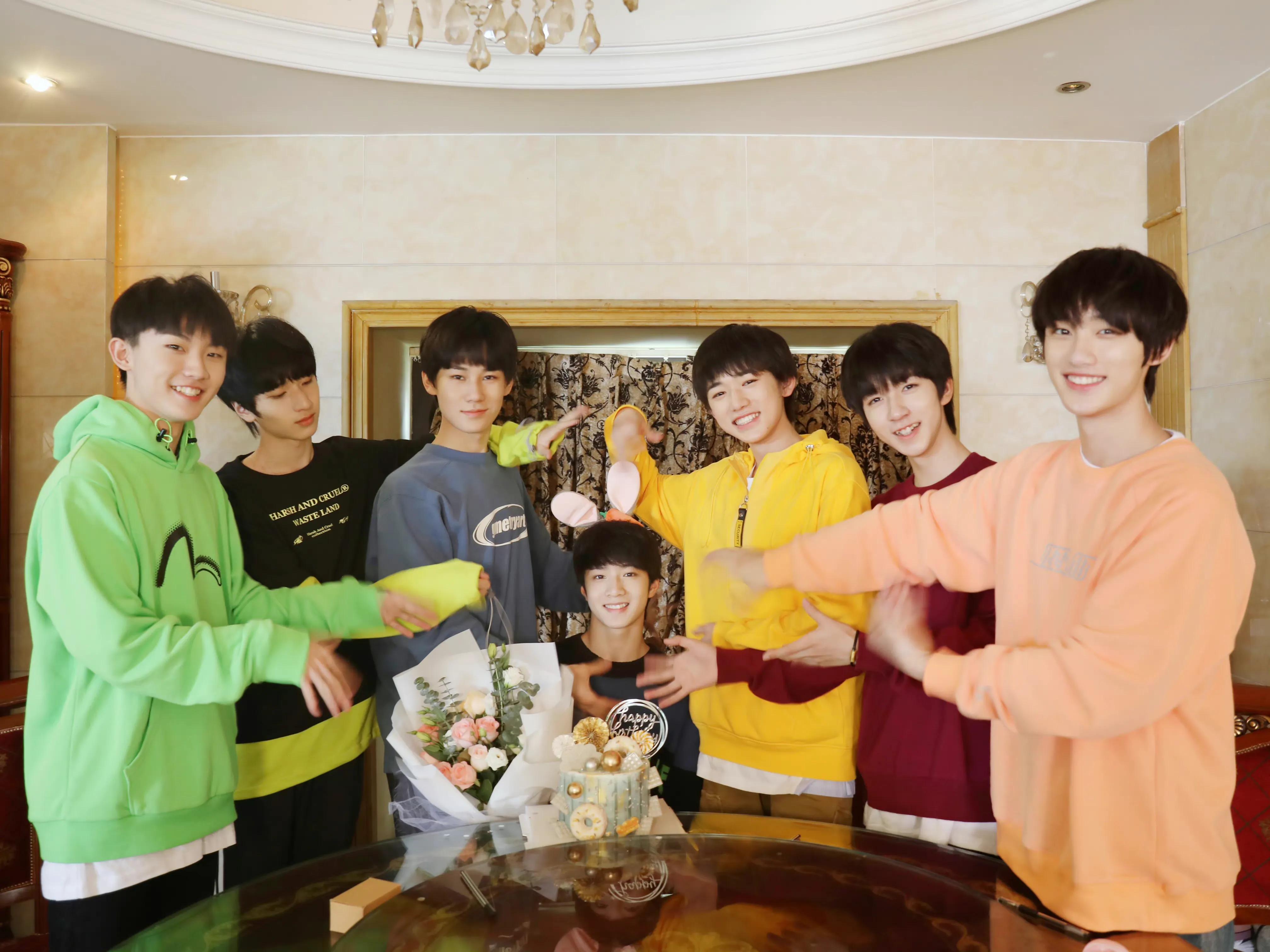 郭敬明和时代少年团合照,时代少年团全员可爱照片合照