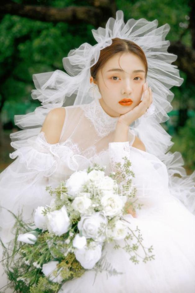 结婚的婚纱是租还是买比较合理,拍婚纱照婚纱是要租的还是免费的