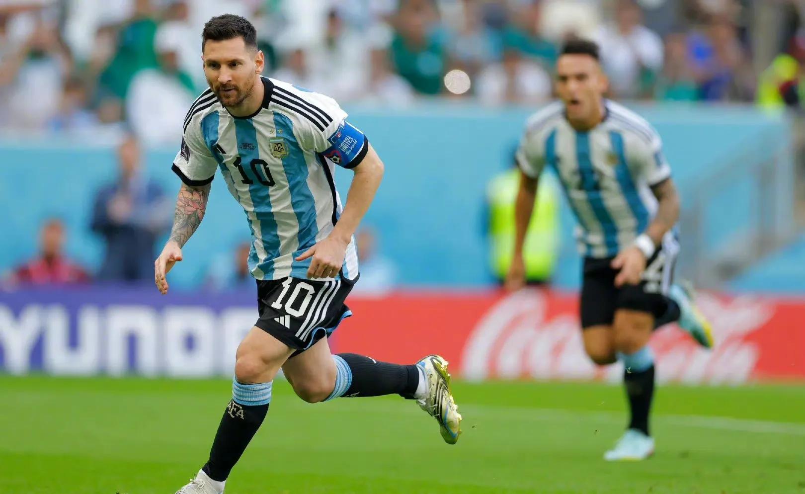 爆冷阿根廷1-2遭沙特逆转,沙特2比1阿根廷梅西点球破门