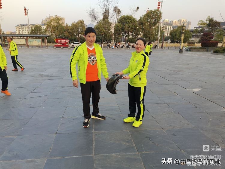 向雷锋同志学习60周年纪念活动,向雷锋同志学习题词视频