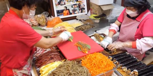 东北大妈做生意,退休东北大妈在蒙城做烘焙