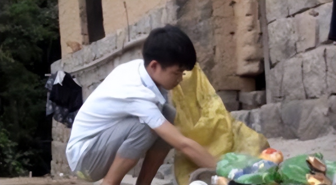 13岁孤儿独自生活,孤儿韦仁龙707分考上北大