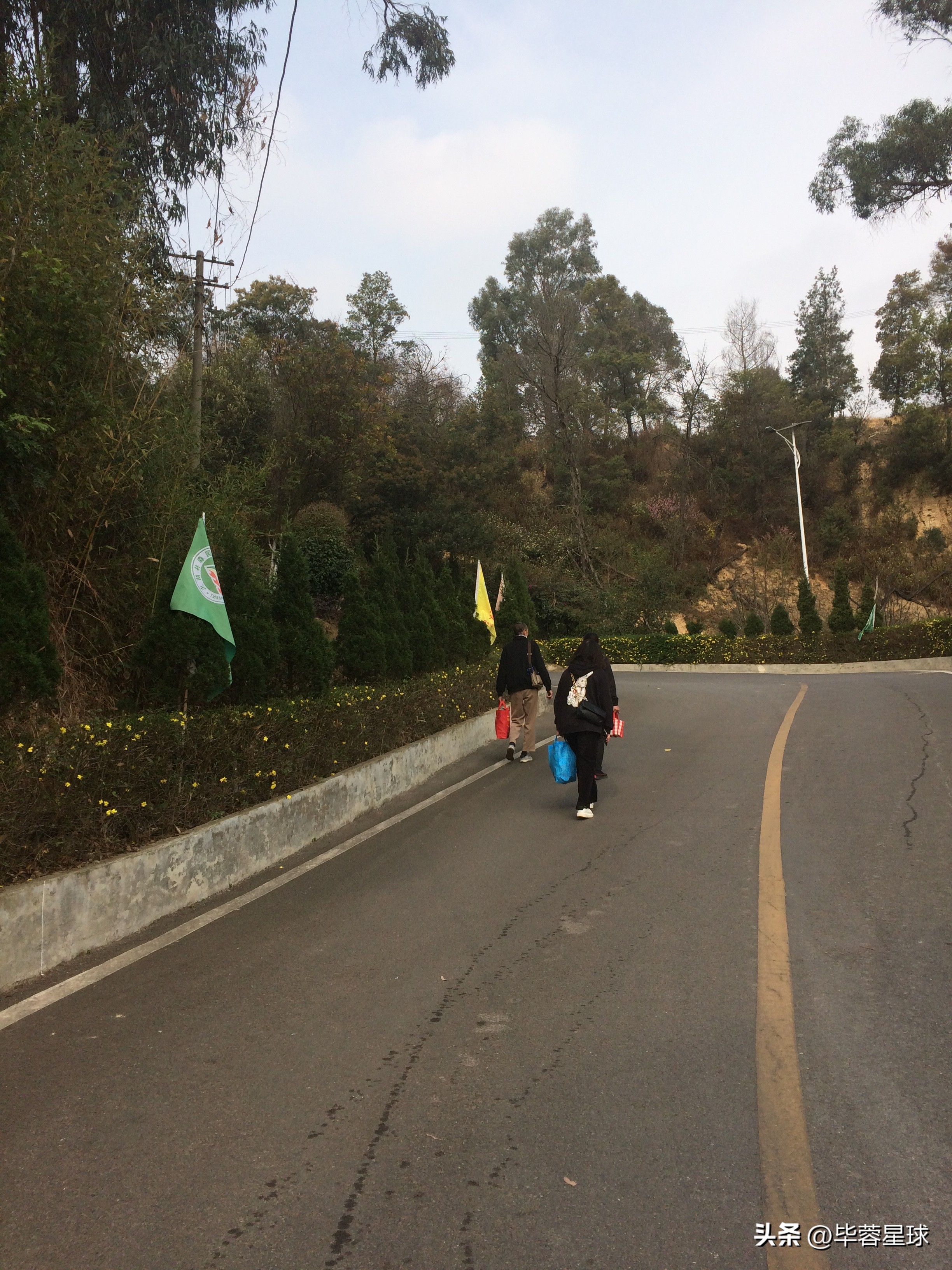 观音山公墓，为外婆下葬的一天，是提醒，是童年青春时代的告别