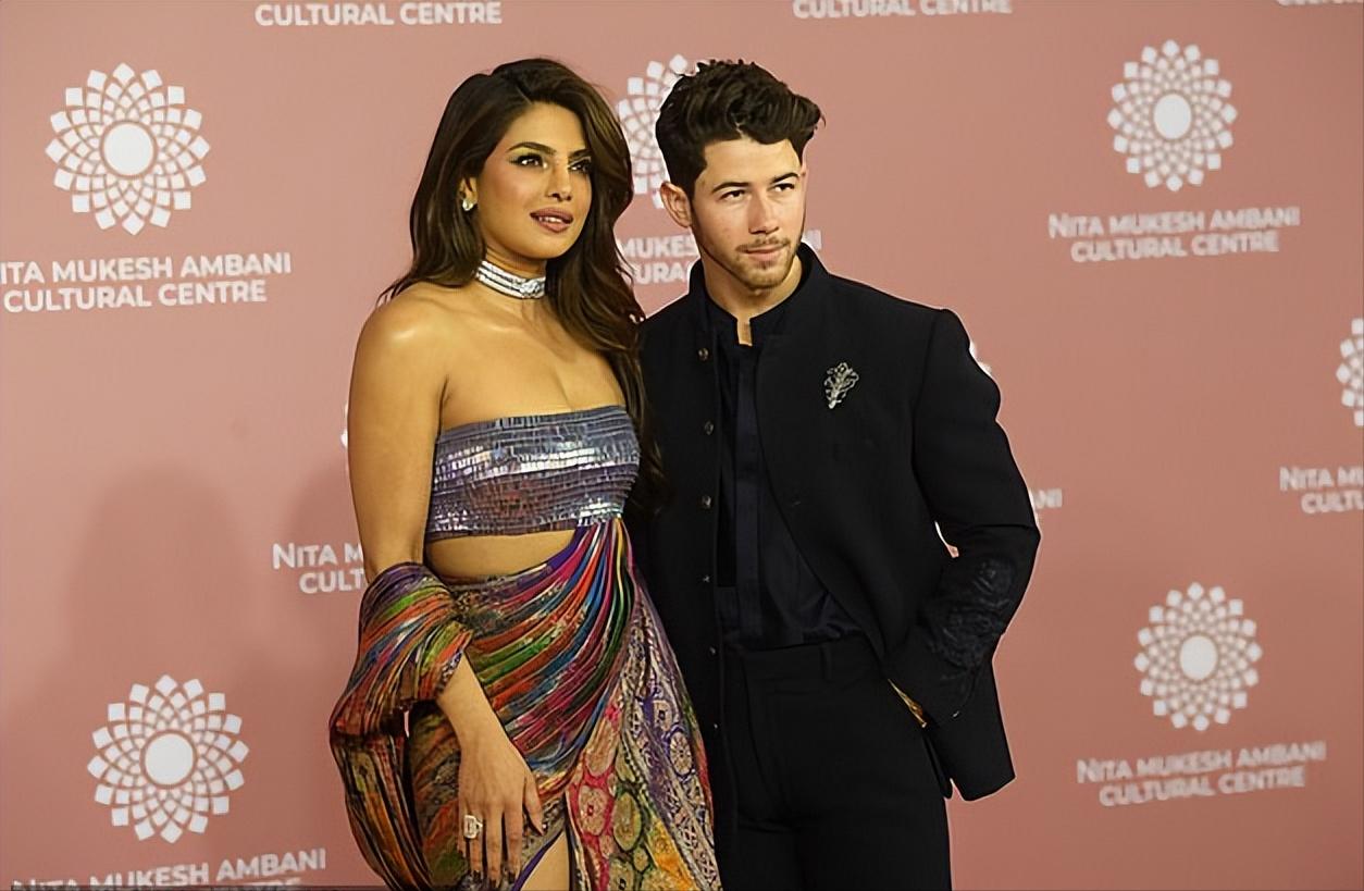 印度国宝级巨星视频,印度巨星颁奖典礼跳舞