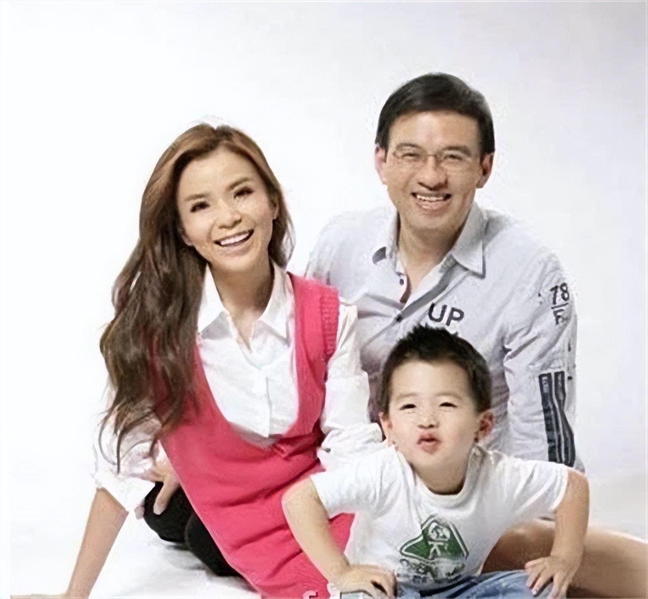 央视名嘴娶了“央广同事”，如今恩爱19年，一家三口生活幸福