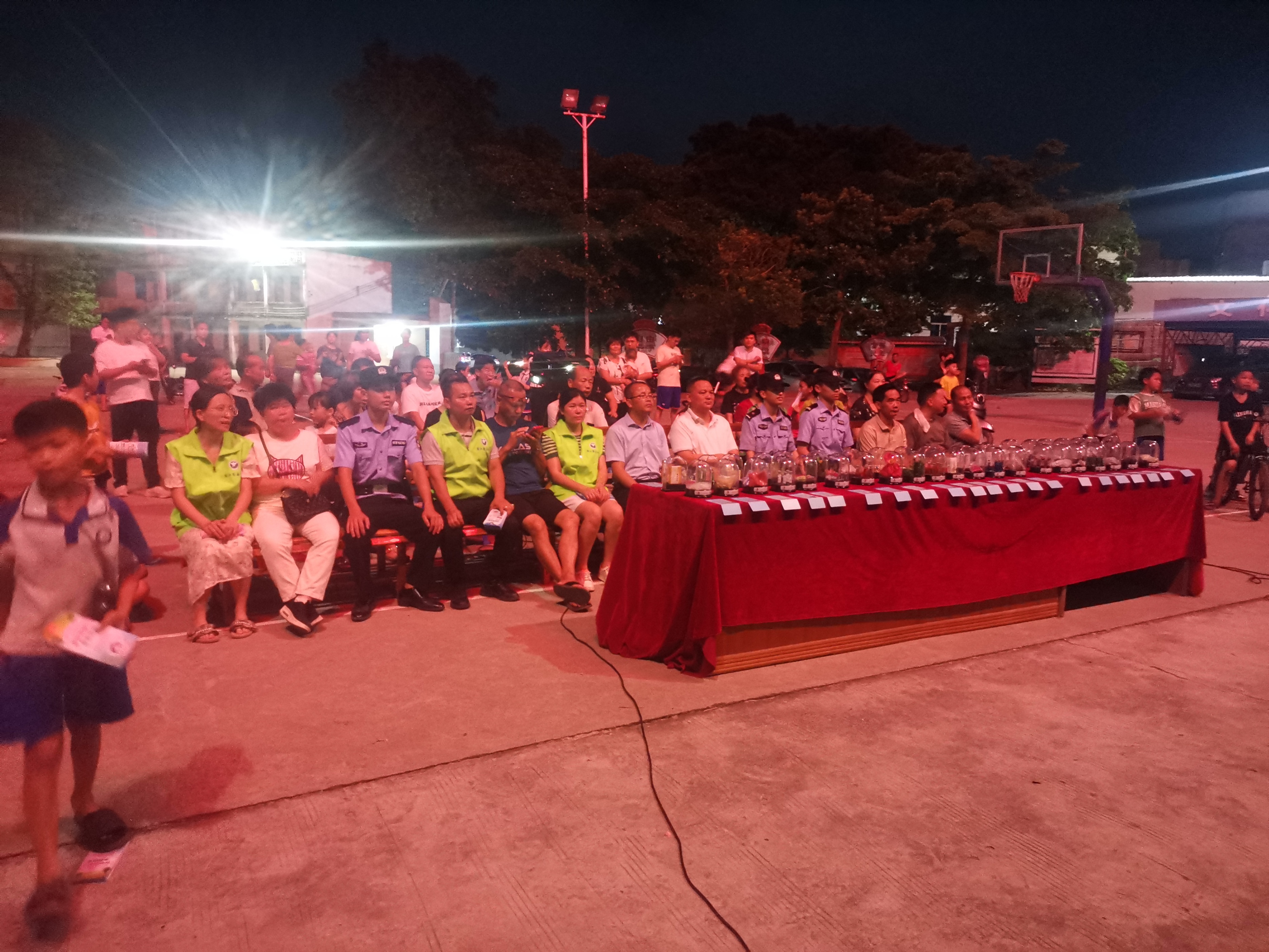 带你归家禁毒电影进社区,组织观看禁毒电影带你归家