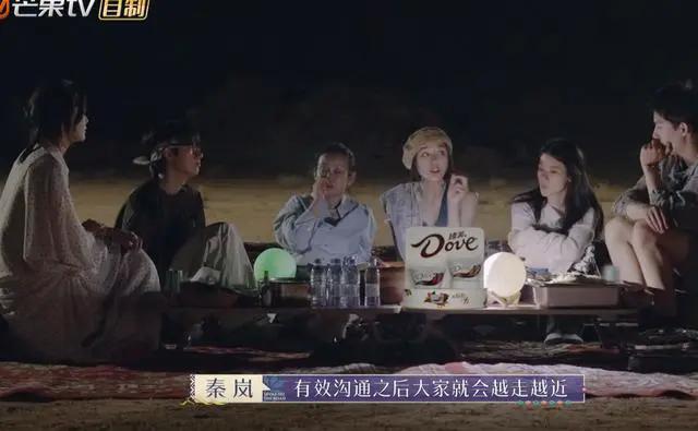 秦岚嗓子沙哑还吃烤羊肉串，自称连喝水都会被呛，水会回流到肺管