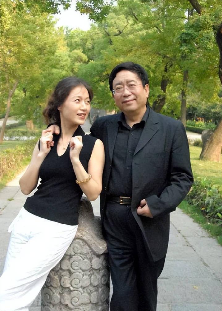 余秋雨娶美娇妻,余秋雨带着小16岁妻子