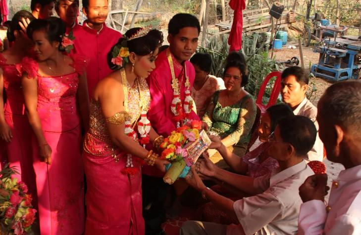 东*姑北**娘国外旅游，小7岁导游对她念念不忘，两人结婚5年后怎么样