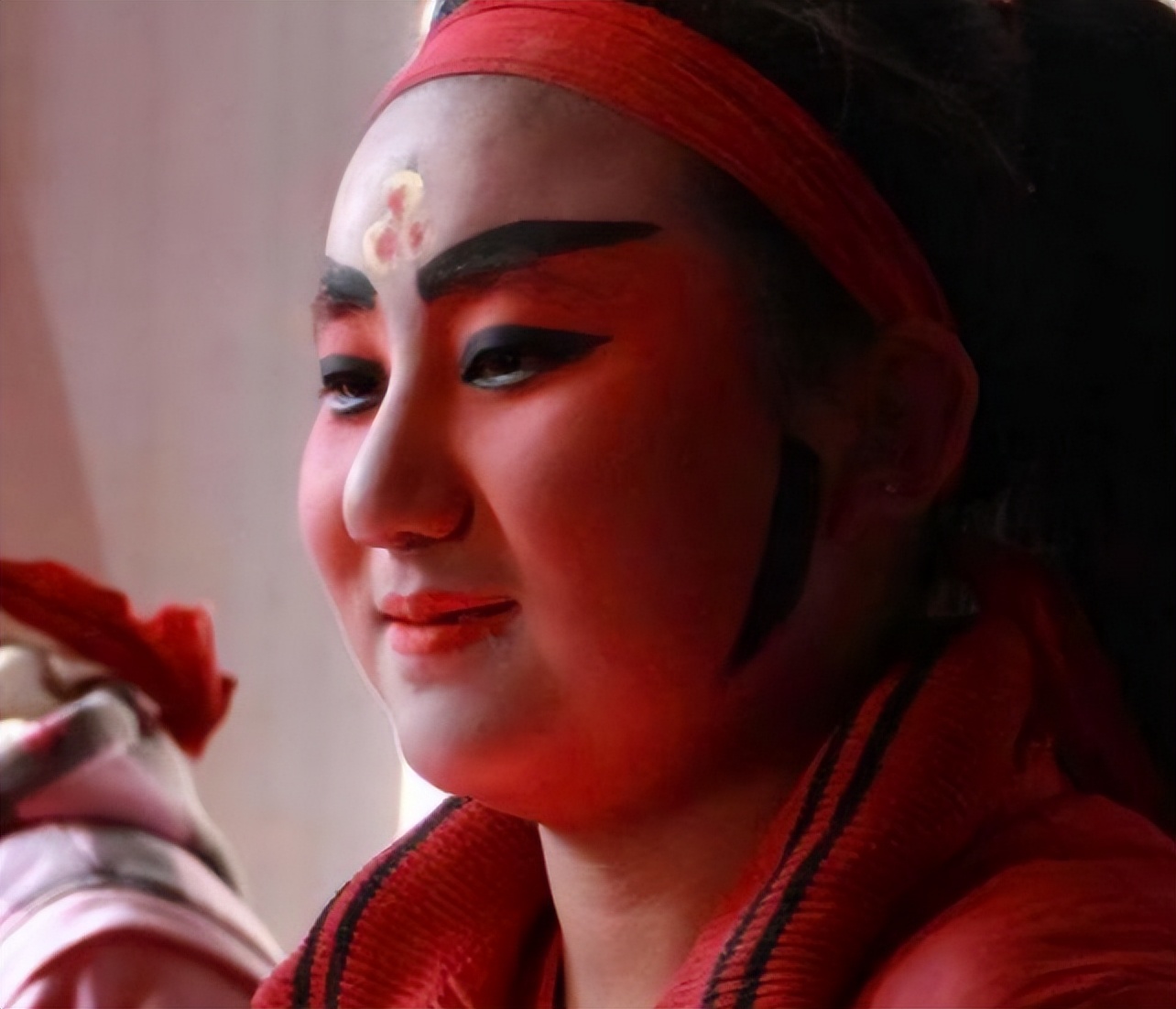 经常化妆和长期素颜皮肤区别,长期化妆的人和素颜的区别