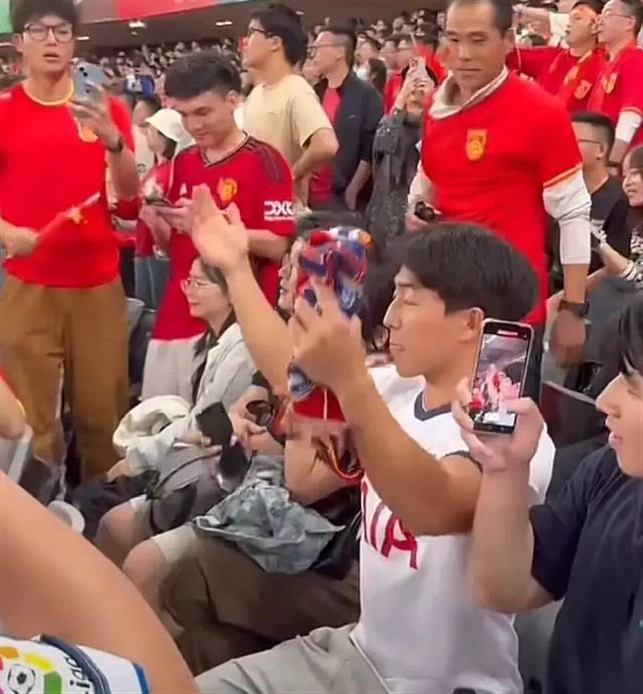 小伙看台挑衅球迷遭围殴后续在哪,小伙看台挑衅球迷遭围殴原视频