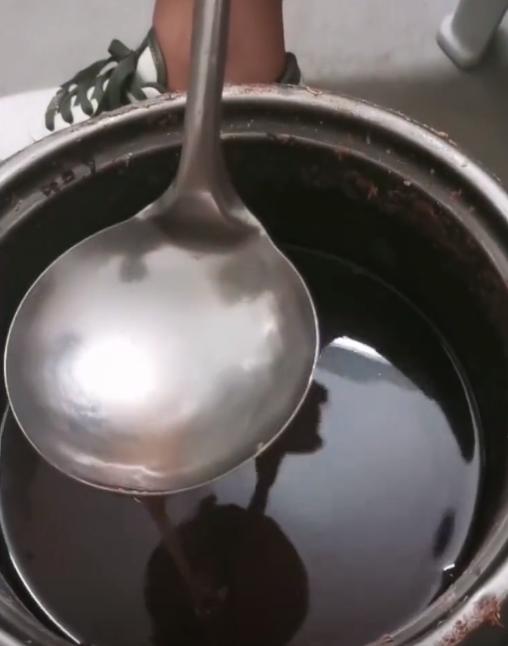 一女子煮绿豆汤拿勺子舀不起来,女子加冰糖熬绿豆汤