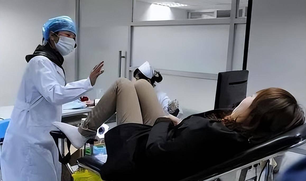 裤子脱到膝盖的检查,裤子脱到了膝弯处检查