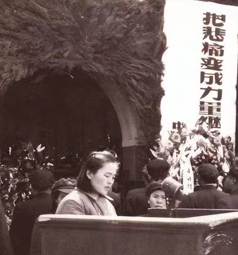 沈阳一学生给烈士陵园扫墓，十几年后才知道，原来他父亲葬在那里