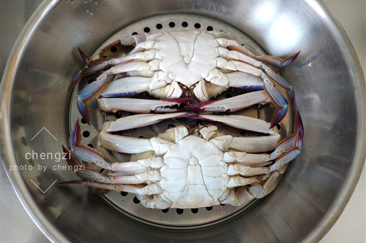 蒸螃蟹是用冷水蒸还是热水蒸,蒸螃蟹和煮螃蟹哪种让螃蟹痛苦少