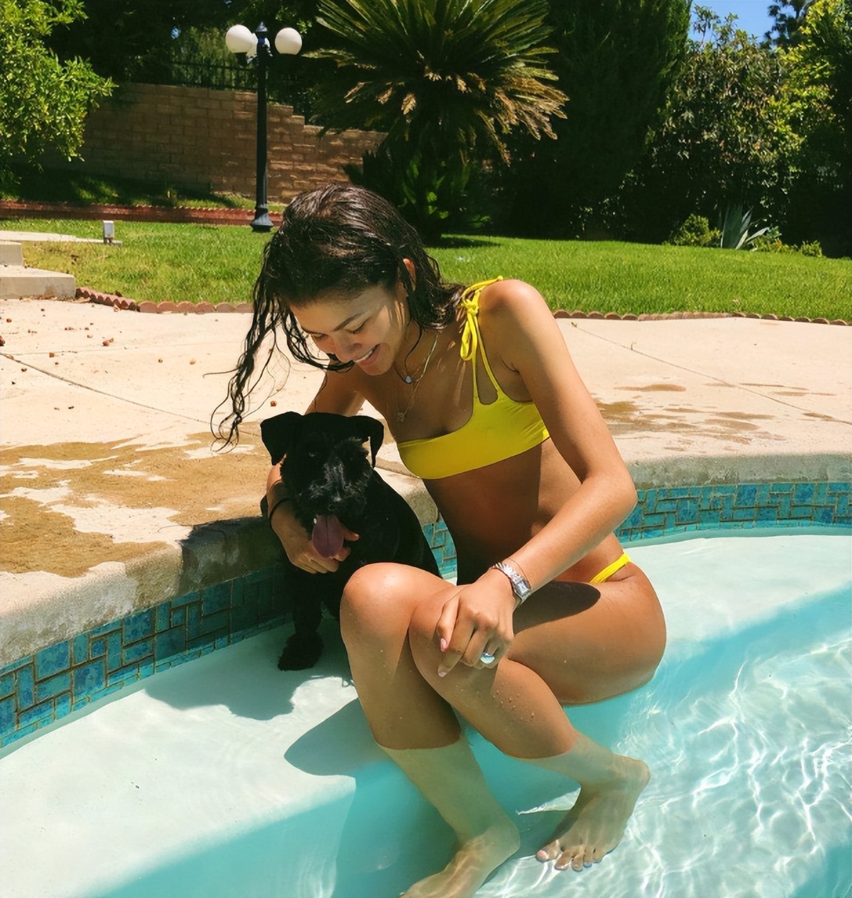 好莱坞顶流被讽脚臭，高跟鞋打脸，男神收割机把日子过成啥样了？