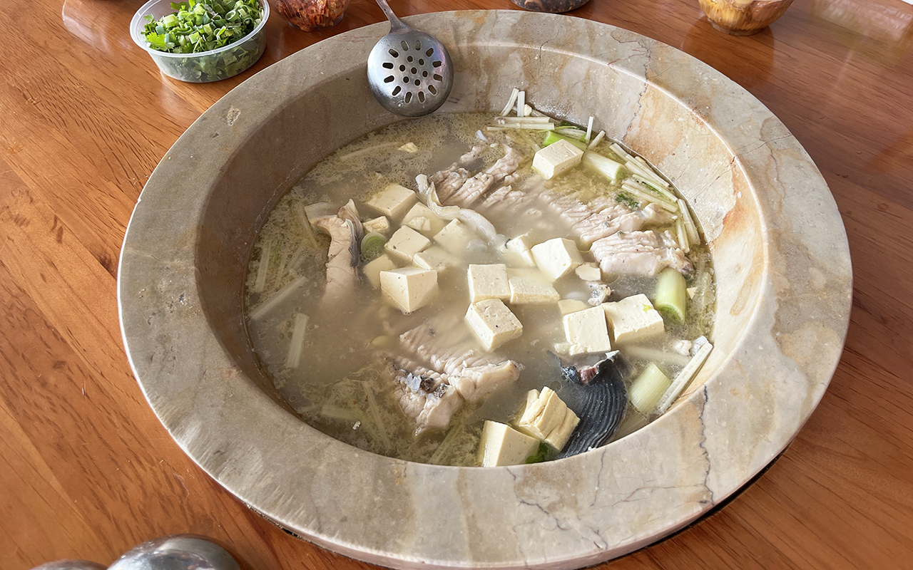 云南国道边14年老店，5人路过点了1条鱼，结账时确认三遍不敢相信