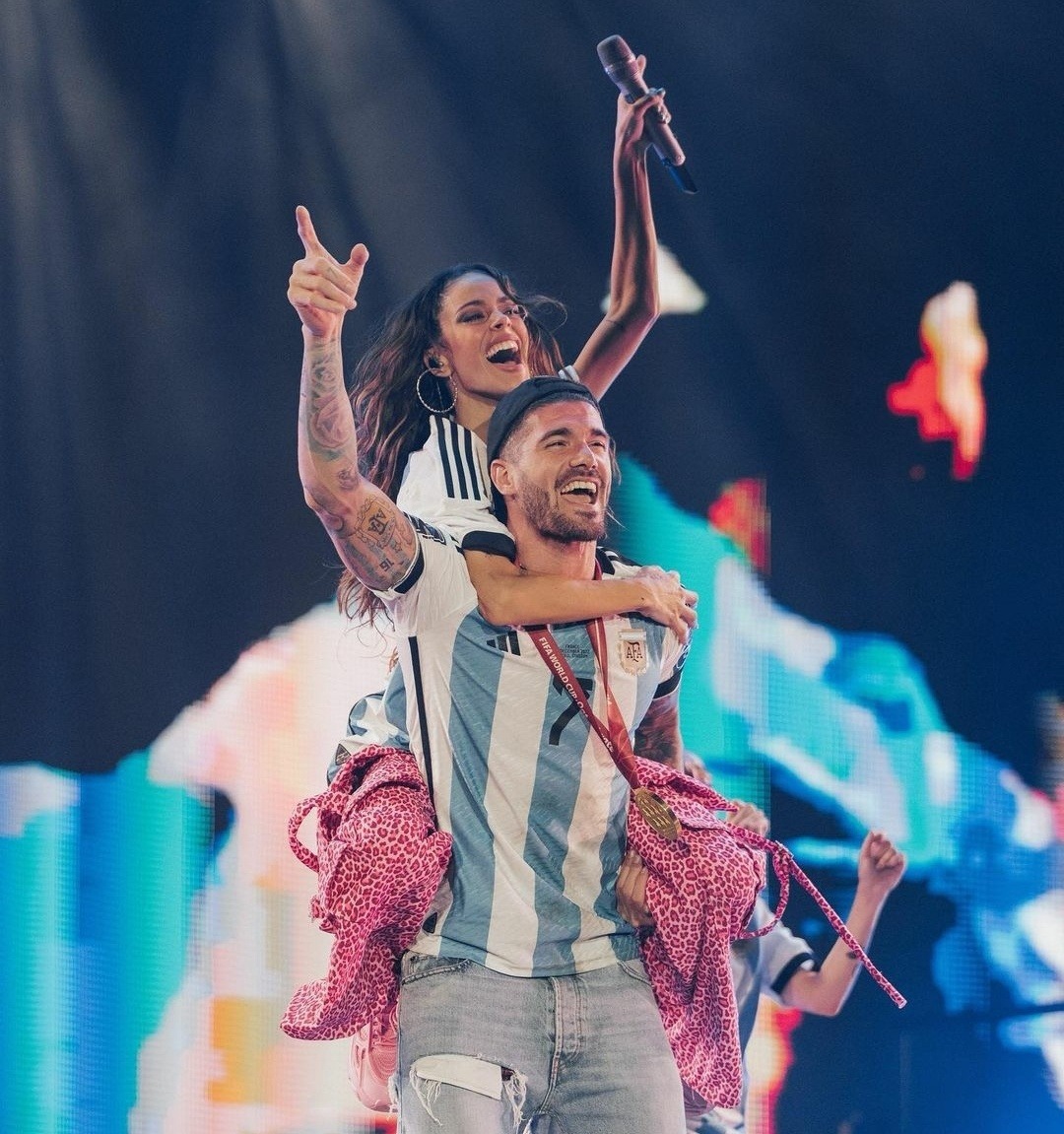 顶流!德保罗带歌星女友购物被围得水泄不通,央求球迷给点时间采购