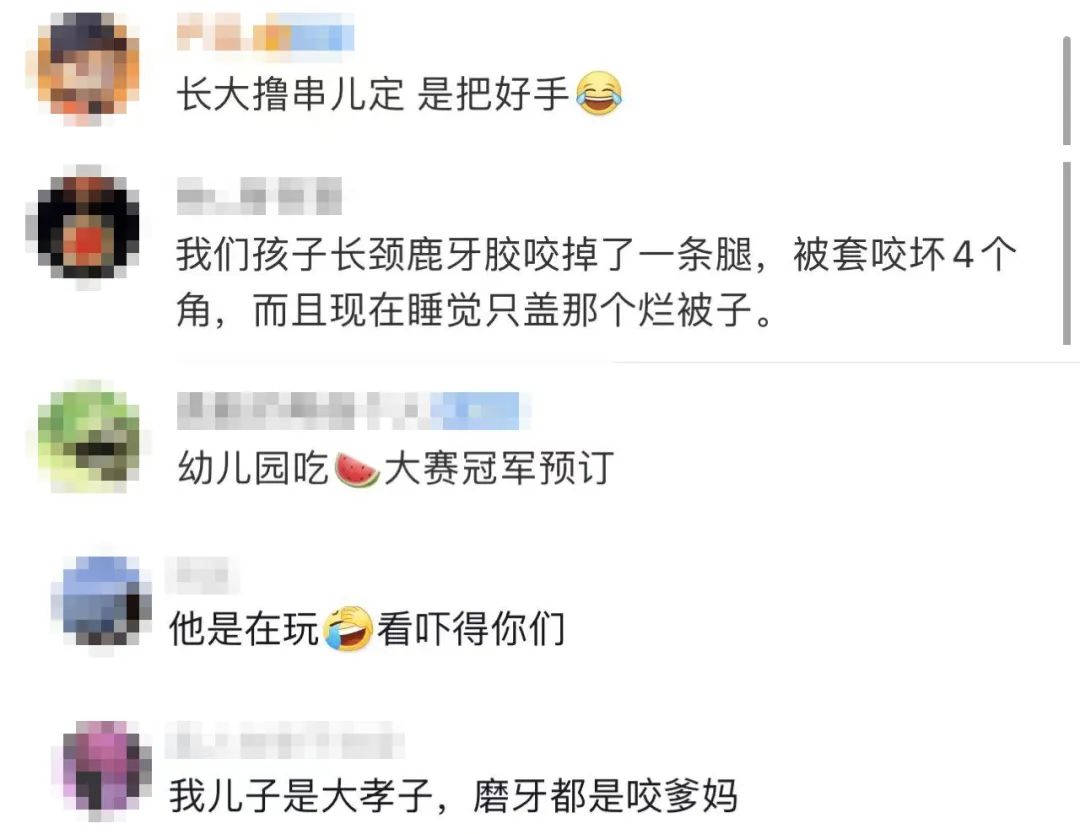 宝宝爬围栏磨牙,长牙宝宝啃围栏