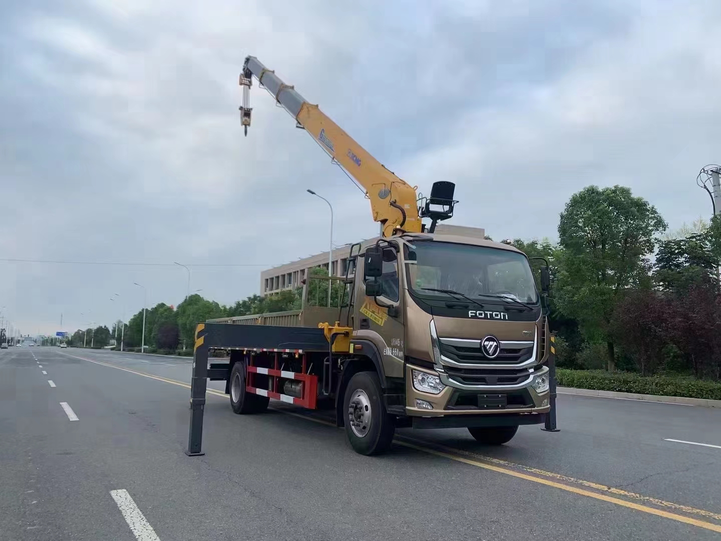 正规的随车吊厂家汽车起重机生产商在哪里？