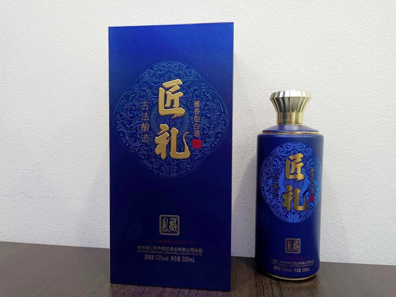 茅台用矿泉水瓶装好吗,真正茅台酒是瓷瓶还是玻璃瓶