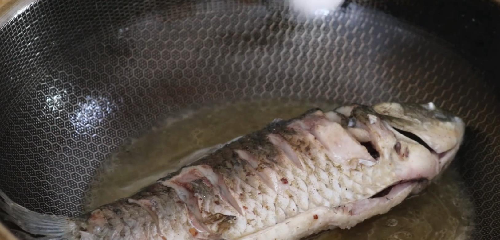 家常烧鱼放热水还是凉水好,烧鱼的时候怎么熬鱼料