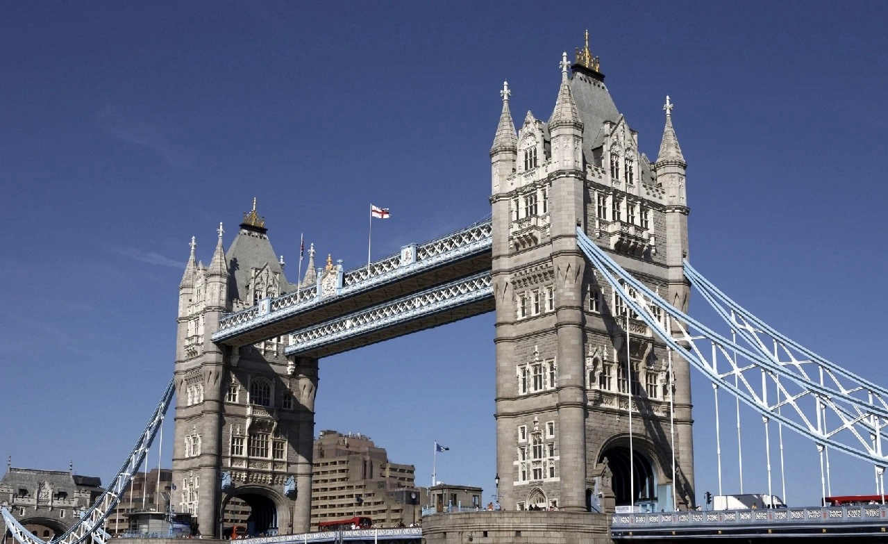 伦敦塔桥建造历史,伦敦塔桥附近的建筑