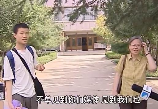 北大韦神采访走红原视频,北大老师韦神上热搜的即兴评述