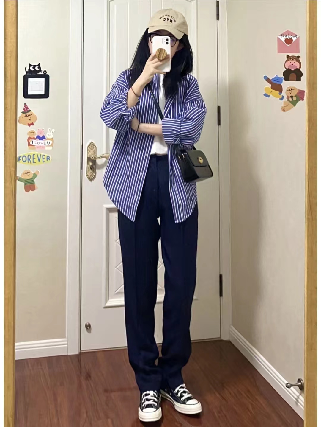 红色条纹衬衫配什么裤子,燕麦裤子搭配蓝白条纹衬衫好看吗