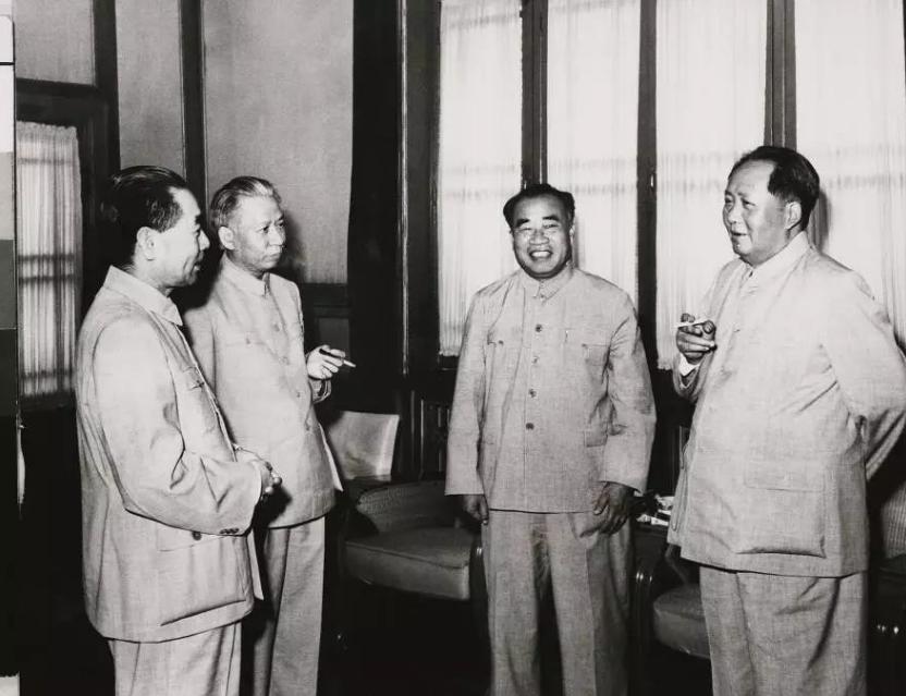 中华烟5毛6，雪茄烟12元，毛主席晚年吸的雪茄烟有何特殊？