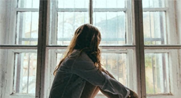 40岁，老光棍，隔壁新来的大妈故意走光，无意看到那抹黑色风景