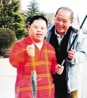 他因太像周总理，看了他的电影*颖超邓**激动落泪，后被邀请做客