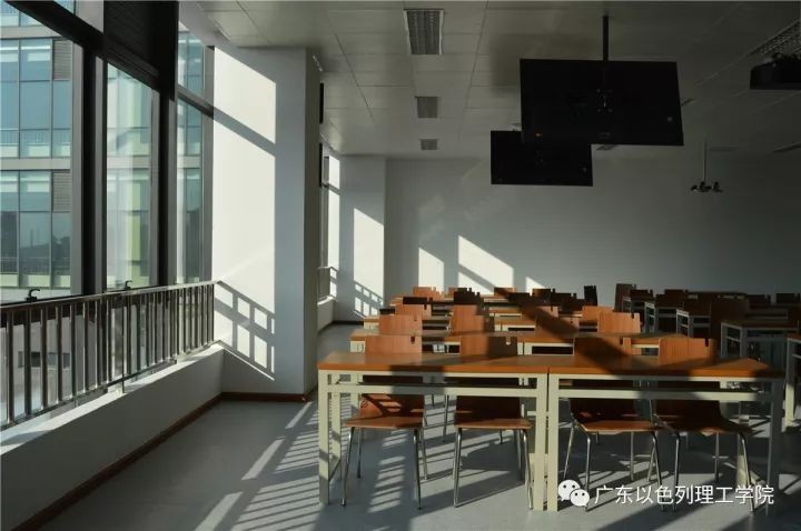 又是“别人家的大学”!“两房一厅”宿舍,“花园楼阁”餐厅!