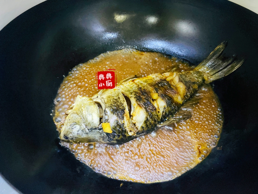 鱼皮不刮怎么去鳞,做烤鱼的时候鱼皮不破的方法