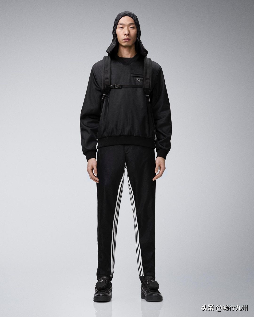 背着迷你包的Forum鞋、渔夫帽、运动服adidasPrada联名系列