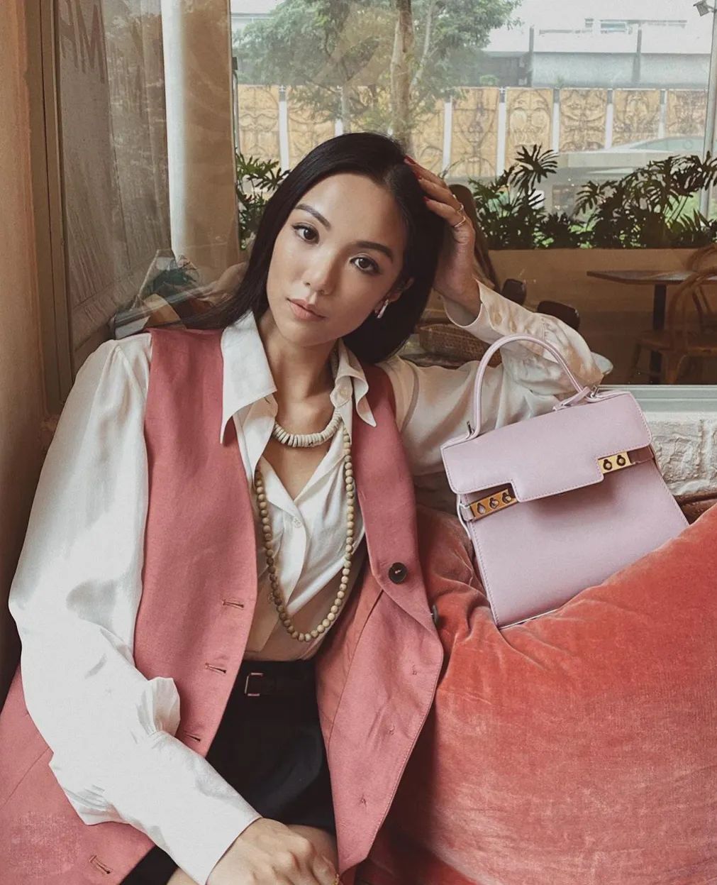 秋日马甲穿搭的n种,春天咖色格子针织马甲怎么搭配