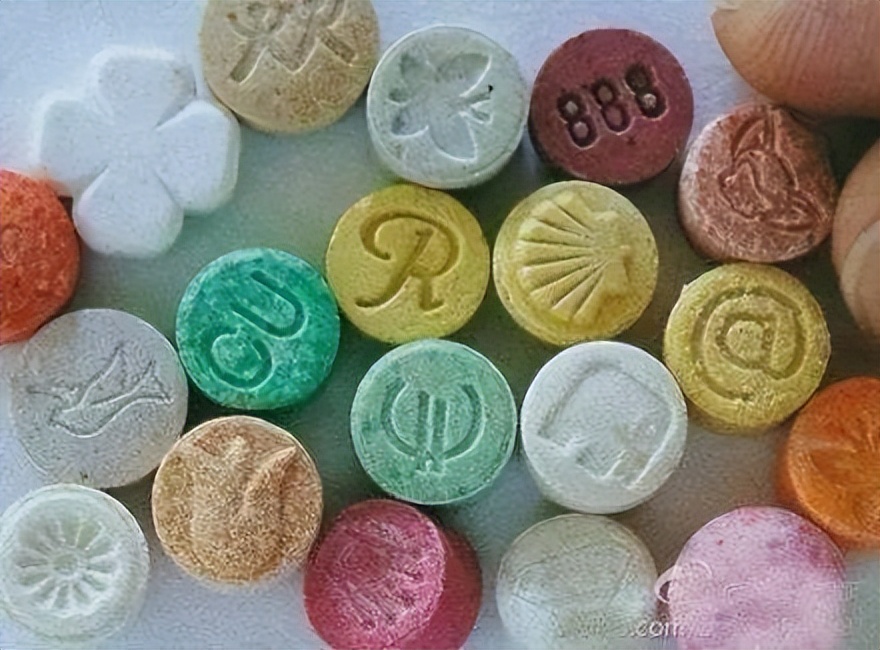 闊╁浗姣掔帇,浜氭床姣掔帇琚崟