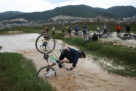 骑行摔车的正确姿势,避免骑行摔车技巧